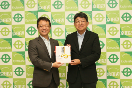 京田辺市での寄附贈呈式 2026年9月28日(左から、京田辺市長 上村 崇氏、ニッタ・デュポン(株) 代表取締役社長 小森谷 和雄)